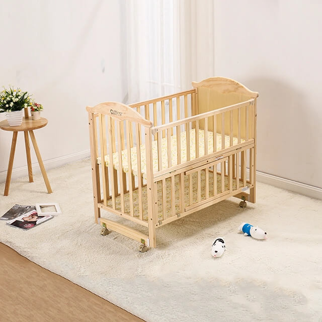 Multifunktionales Babybett aus Massivholz
